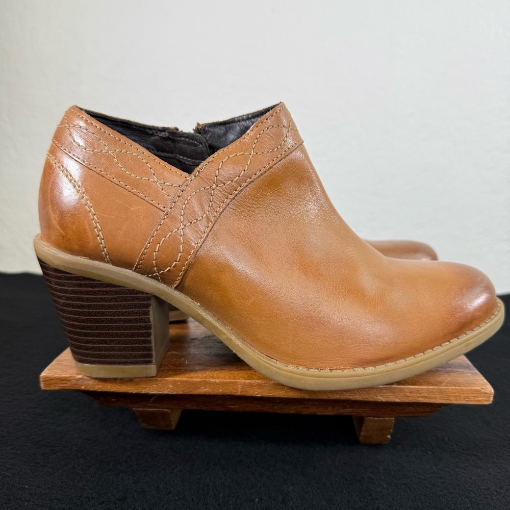 Earth Lina Austin Notched Heeled Low Cut Leather Booties Boots LIKE NEW Size 9